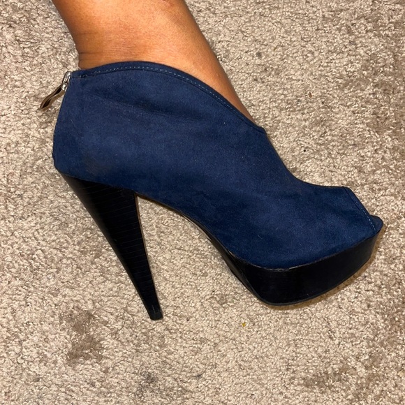 Navy blue heel! Unique style! Size 6 1/2 - Picture 4 of 7